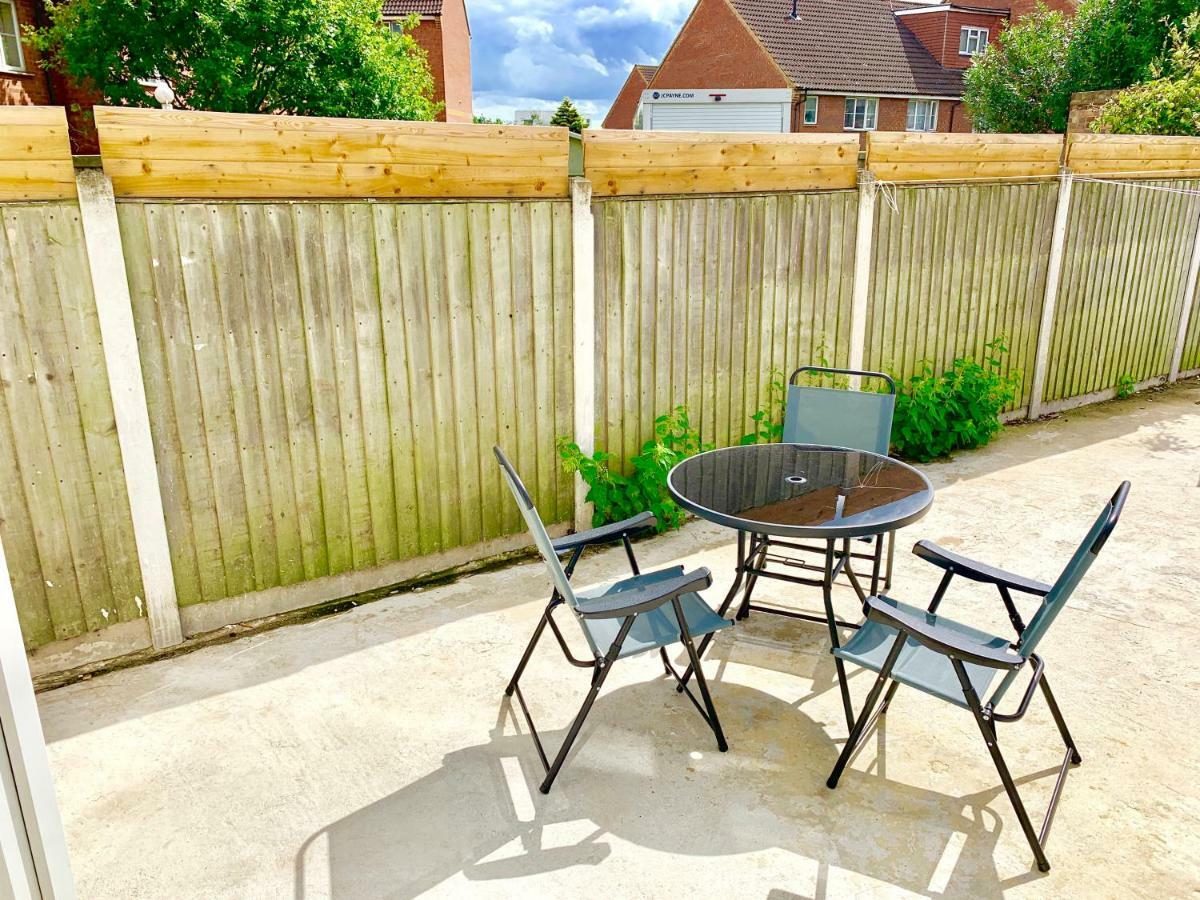 3 Bedrooms, 3 Baths, Spacious Lounge, Full Kitchen, Garden, Ground Floor, Free Parking Apartment *