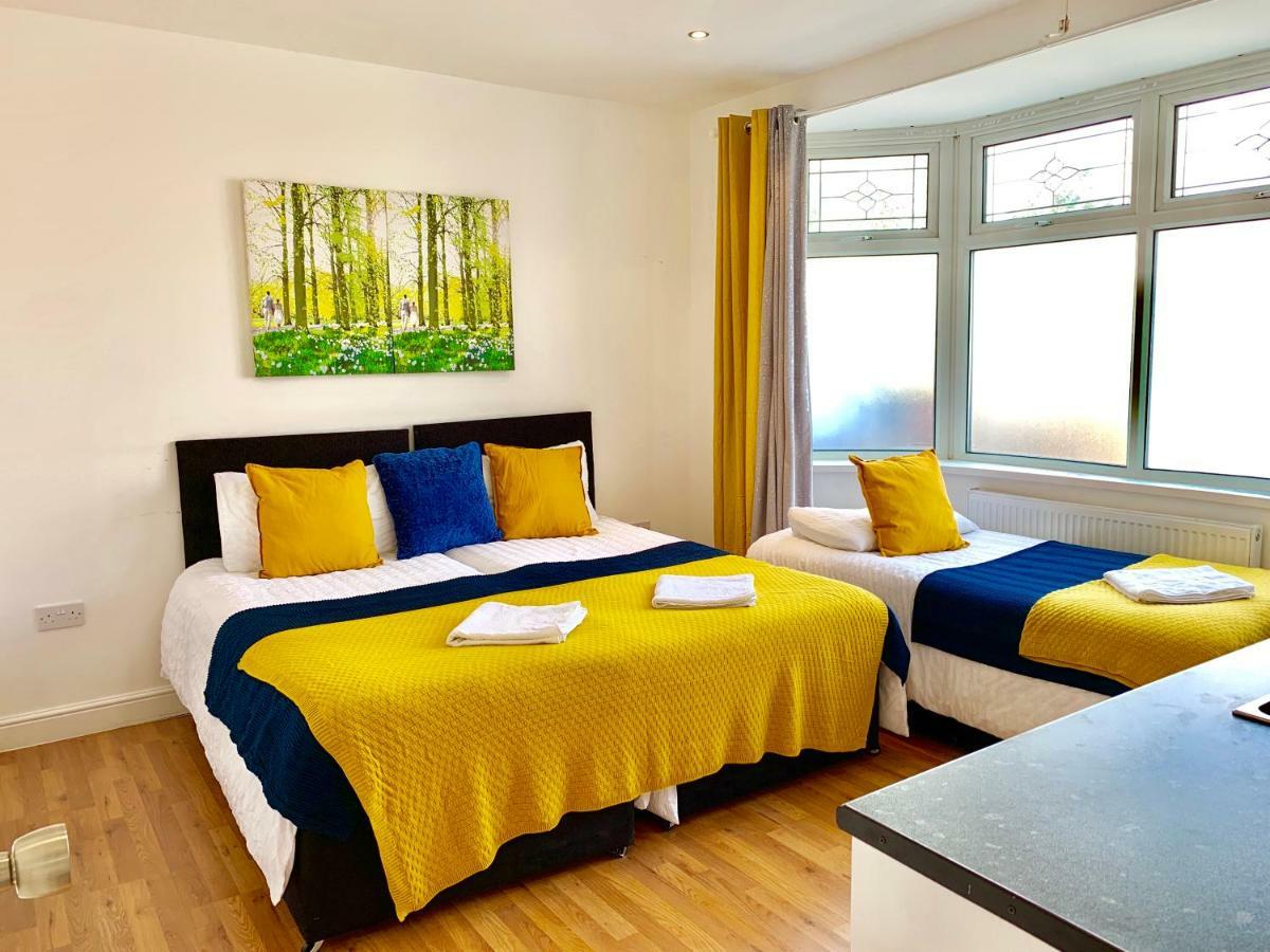 Apartment 3 Bedrooms, 3 Baths, Spacious Lounge, Full Kitchen, Garden, Ground Floor, Free Parking London