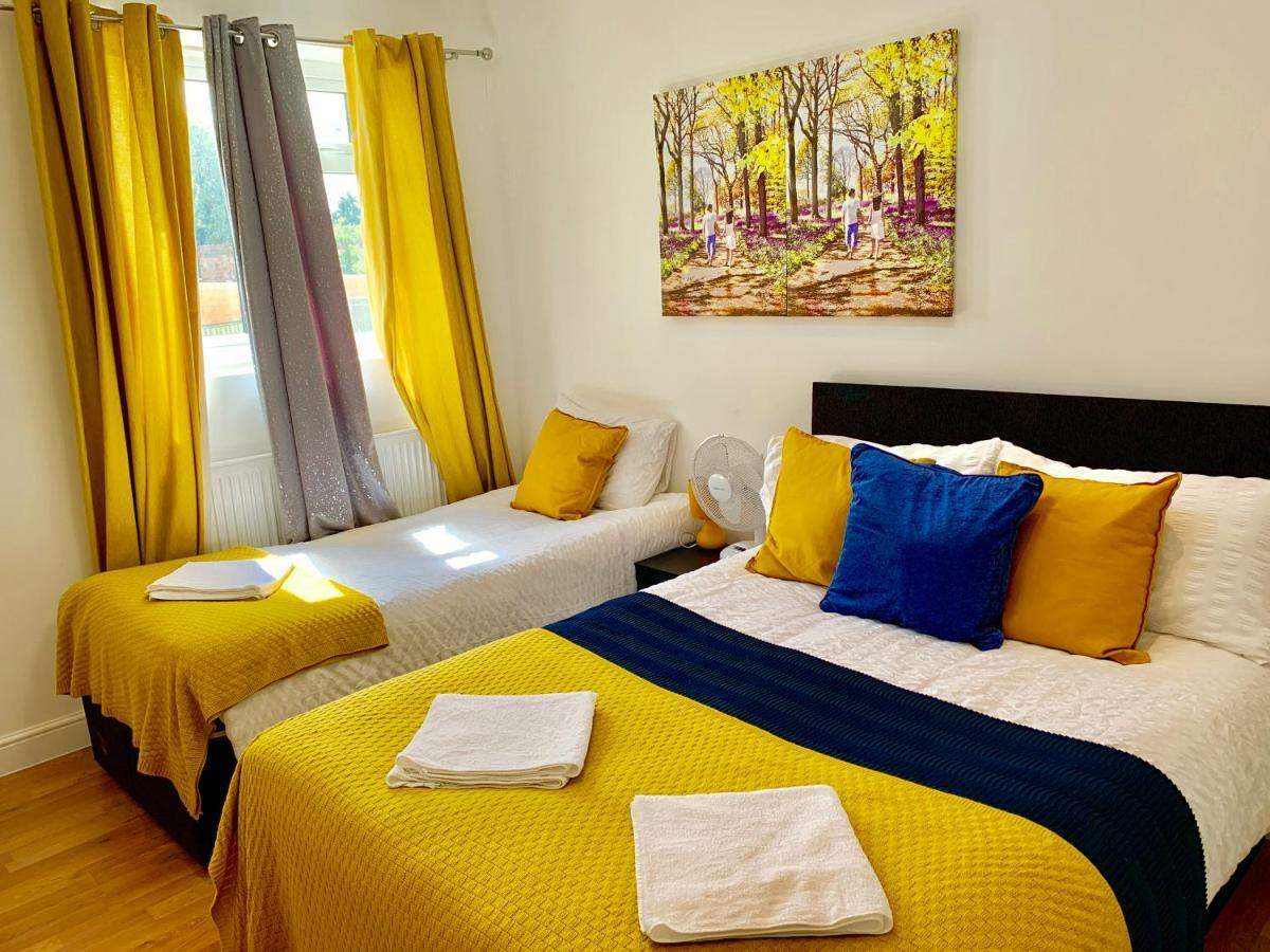 Apartment 3 Bedrooms, 3 Baths, Spacious Lounge, Full Kitchen, Garden, Ground Floor, Free Parking *