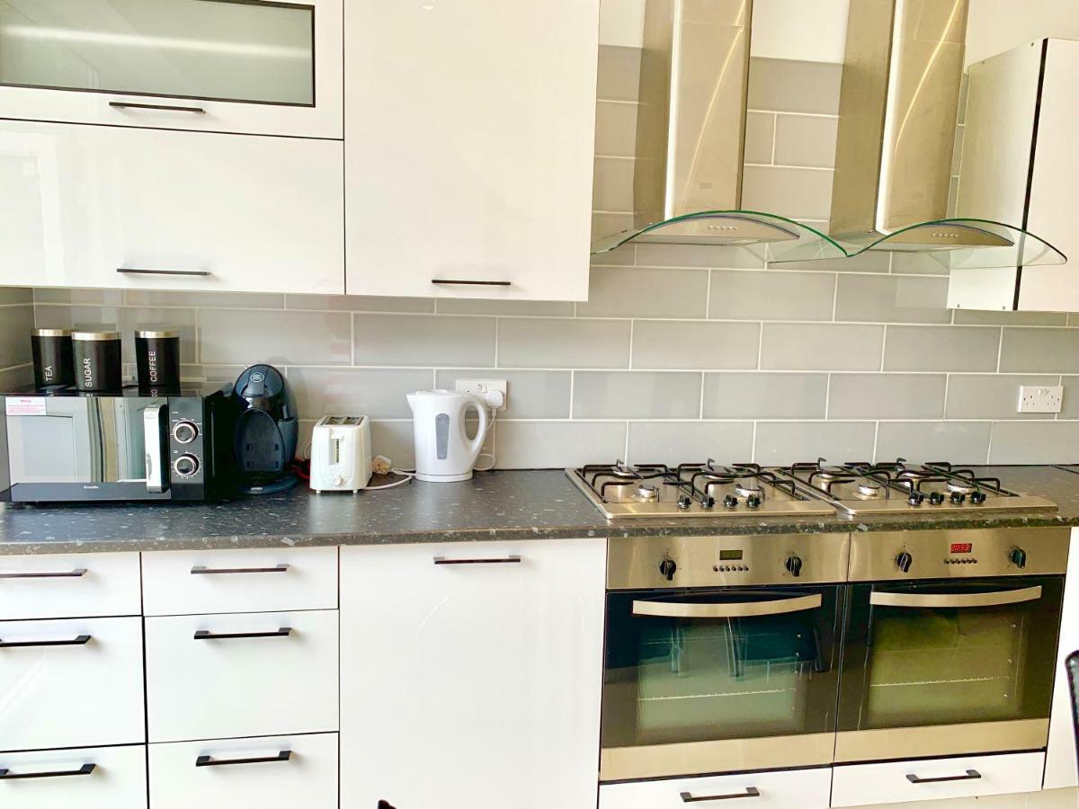 Apartment 3 Bedrooms, 3 Baths, Spacious Lounge, Full Kitchen, Garden, Ground Floor, Free Parking *