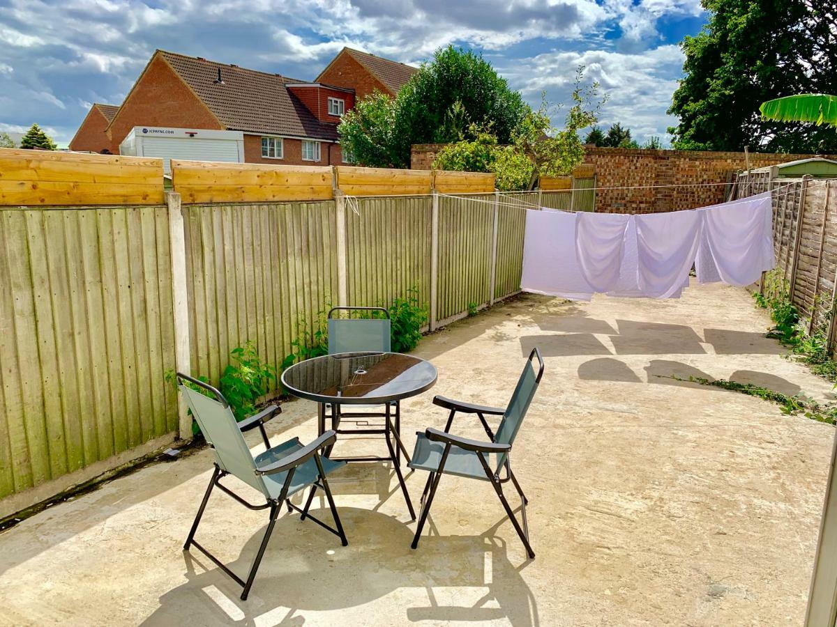 3 Bedrooms, 3 Baths, Spacious Lounge, Full Kitchen, Garden, Ground Floor, Free Parking Apartment