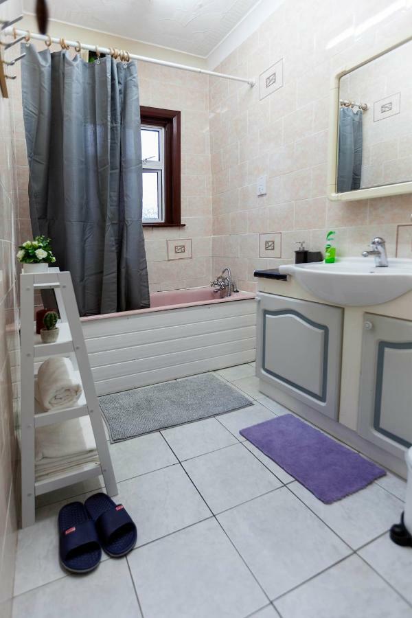 Guest house Adam Short London