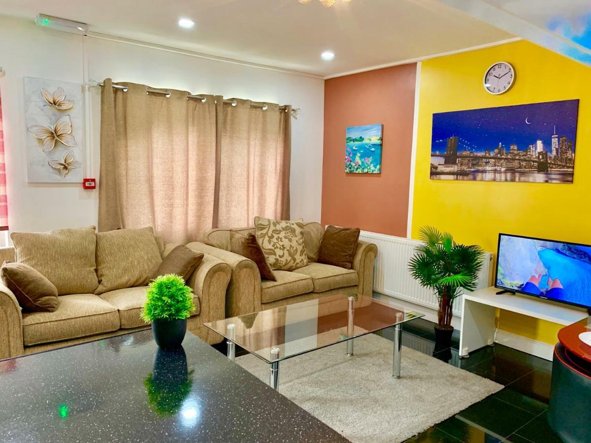 2 Bedroom Apartment, Kitchen, Reception And Private Garden * London