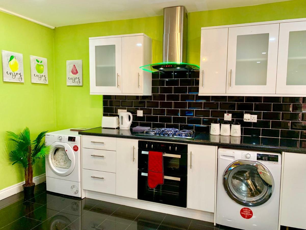 2 Bedroom Apartment, Kitchen, Reception And Private Garden Apartment *