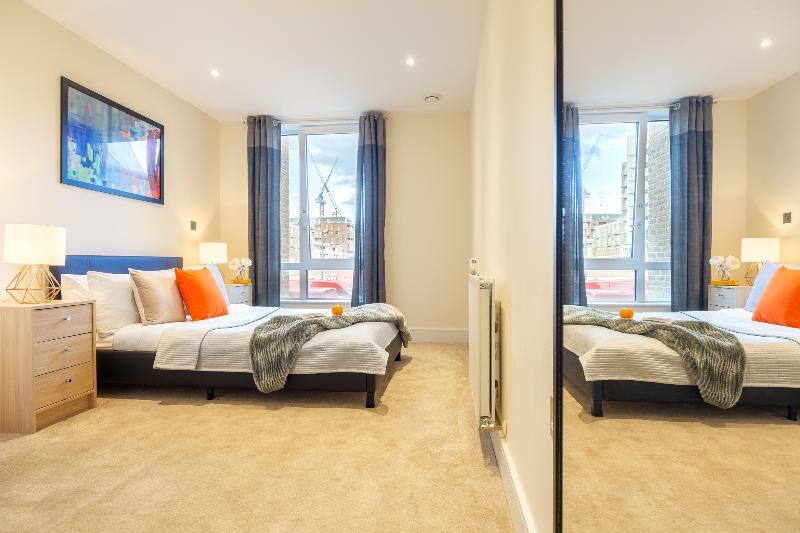Canary Gateway Serviced 4*