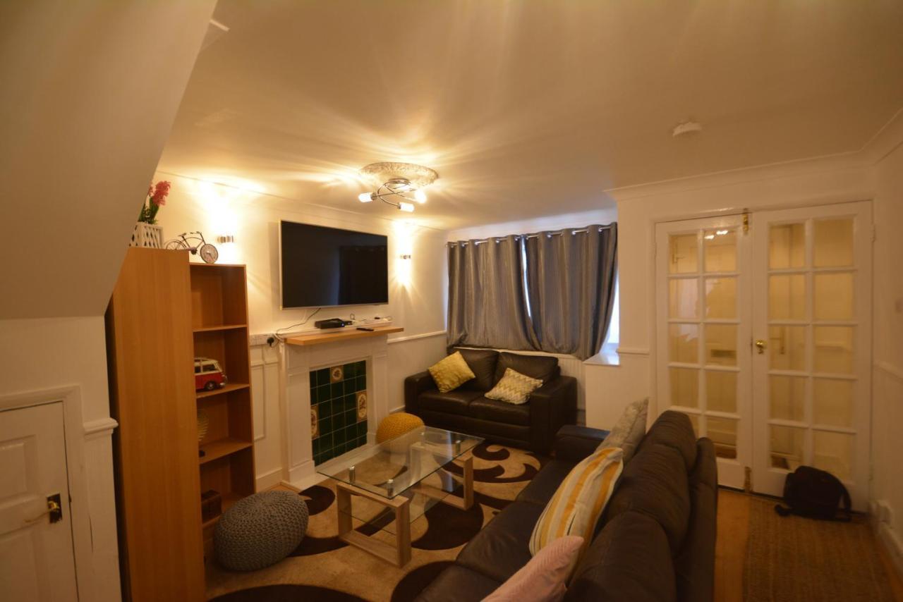 Five Bedroom Townhouse Near Excel Exhibition Centre Apartment *