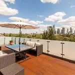 2-Bedroom Penthouse In Canada Water With Balcony