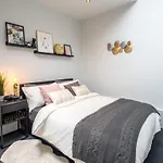 Kensington Modern Apartment