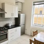 Camden Large 2 Bedroom Flat Guest House