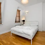 Modern 1 Bed Flat In Holborn, London For Up To 2 People - With Free Wifi