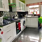 4 Bedrooms, 3 Baths, Full Kitchen And Lounge, Garden, Free Parking