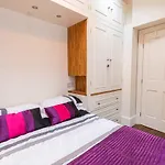 Altido Homely 2-Bed Flat With Courtyard