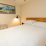 Altido Homely 2-Bed Flat With Courtyard