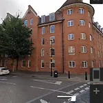 Charming 3-Bed Apartment In London