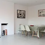 3 Bed Apartment With Garden In Zone One Se1