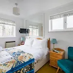 Exclusive Home In Acton By Underthedoormat