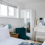 Exclusive Home In Acton By Underthedoormat
