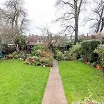 New Stylish 1 Bedroom Flat With Garden London