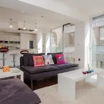 Beautiful Newly Renovated 2 Bed Apartment In Bank