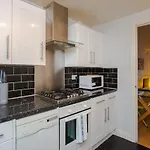Contemporary 1Bedroom Flat In Camberwell Oval