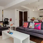 Beautiful Newly Renovated 2 Bed Apartment In Bank