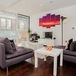 Beautiful Newly Renovated 2 Bed Apartment In Bank