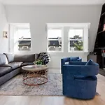 Lovely Newly-Renovated 3 Bedroom Apartment In Fulham