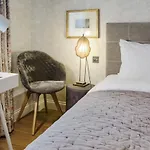 Beautiful 2 Bedroom 2 Bath Flat In South Kensington