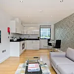 Red Lion Court By City2Stay