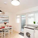 Stunning Four Bedroom House Close To Excel, O2 & Central London With Free Parking