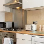 Quaint 2 Bedroom Flat - 9 Minutes Walk To Vauxhall Tube