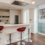 Beautiful Newly Renovated 2 Bed Apartment In Bank