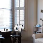 Modern 1 Bed Flat In Knightsbridge