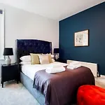 Modern Family Home In London Close To Amenities And Train