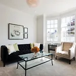 Modern Family Home In London Close To Amenities And Train