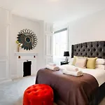 Modern Family Home In London Close To Amenities And Train