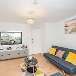Stunning Four Bedroom House Close To Excel, O2 & Central London With Free Parking