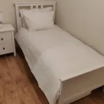 Battersea 3-Bedroom Apartment With Patio Garden