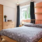 Pass The Keys Spacious Kennington Apartment, 4 Mins From Station