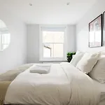 The Margravine Maisonette - Modern & Bright 2Bdr Flat