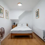 Beautiful 4 Bedroom Terrace House In Kings