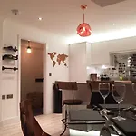 Spacious 1 Bedroom Split Level Old Pub Conversion Tower Bridge