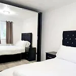 Modern & Spacious - Walk To London Excel- Parking