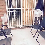 Modern & Spacious - Walk To London Excel- Parking
