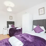 Spacious 3 Bed 1 Bath Hse W Guest Toilet W Parking Near Excel - E16