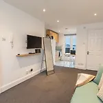 Modern Studio Flat With Balcony On The King\'S Road In Chelsea, London