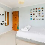 Spacious 2 Bedroom Apartment In Cricklewood