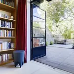 Stylish Bright Apartment W Private Garden