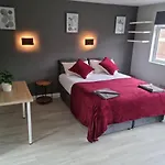 Bright, Spacious 4 Bed With A Jacuzzi!