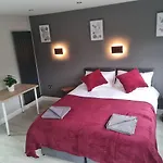 Bright, Spacious 4 Bed With A Jacuzzi!